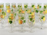 un grand nombre de verres à vin posés sur une table