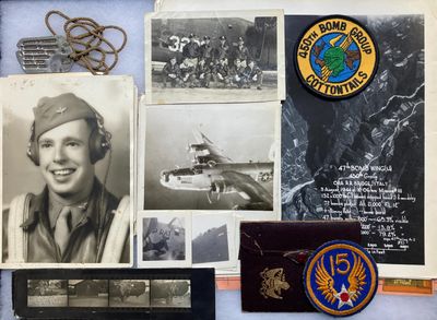 une vieille photo d'un homme en uniforme militaire, entouré d'objets militaires