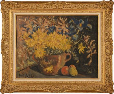 tableau représentant des fleurs jaunes dans un vase et des fruits sur une table