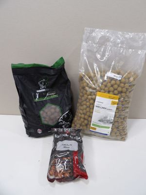 un sac de haricots et un sac de noix posés sur une table