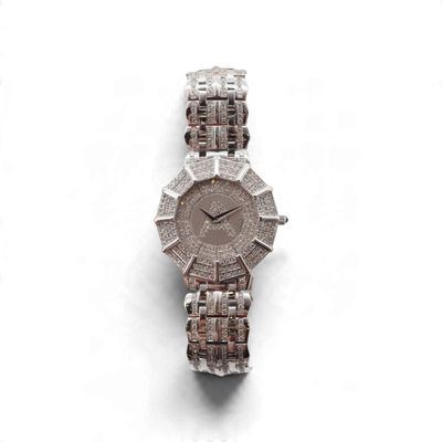 une image d'un gros plan d'une montre-bracelet sur une surface blanche