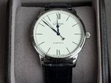 une montre qui se trouve dans une boîte sur la table