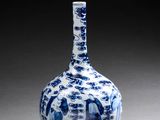 un vieux vase bleu et blanc posé sur une table