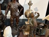 une table sur laquelle se trouvent de nombreuses statues