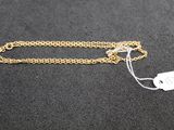 gros plan d'une chaîne à laquelle est attachée une étiquette
