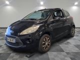 la photo d'une petite voiture noire garée dans un garage