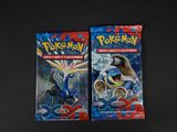 deux paquets de cartes à collectionner Pokémon posés sur une table