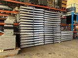 une grande pile de tôles d'acier dans un entrepôt