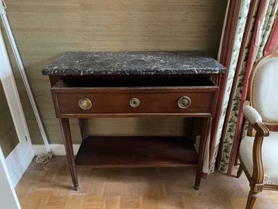 Console en bois de placage, dessus de marbre. De style Louis… - Photo 1