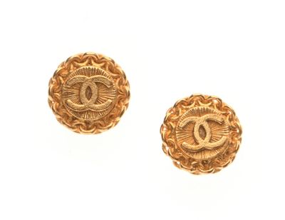 CHANEL Paire de clips d'oreilles en métal doré ornés du sigl… - Photo 1