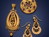 trois bijoux en or, à savoir un pendentif, des boucles d'oreilles et une broche