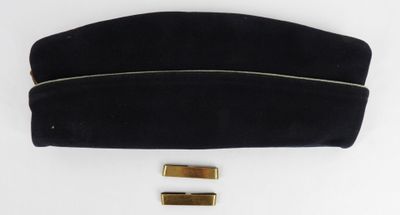 Ensemble comprenant un bonnet de police, époque Ve Républiqu…