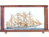 une petite maquette de bateau dans une vitrine