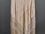 un châle blanc à franges sur un mannequin