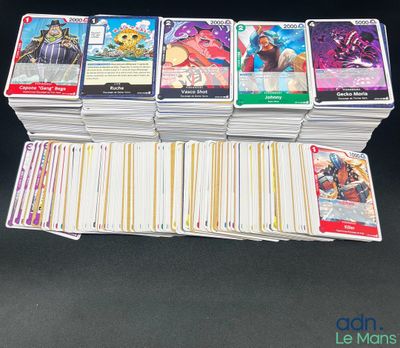 une pile de cartes empilées les unes sur les autres sur une table