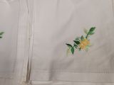 un gros plan sur un short blanc orné de fleurs jaunes