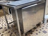 une cuisine équipée d'appareils électroménagers en inox et d'un sol carrelé