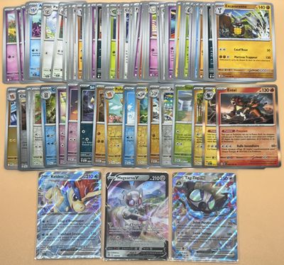 beaucoup de cartes pokemon différentes sur la table