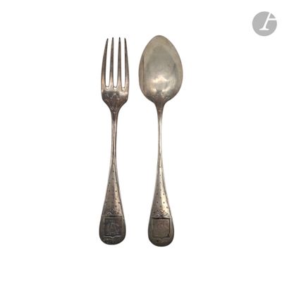 une paire de fourchettes et de cuillères plaquées argent sur fond blanc