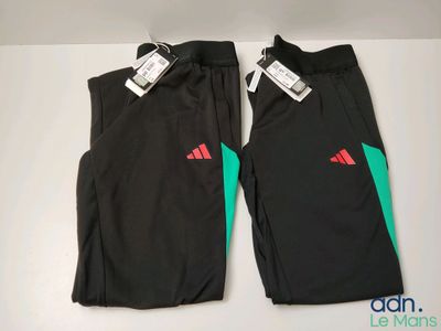 un pantalon noir et vert orné de logos rouges