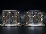 paire de bougeoirs plaqués argent avec chaînes et chaînes