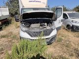 une camionnette blanche garée dans l'herbe