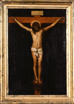 une peinture à l'huile représentant une personne sur une croix, dans un cadre doré