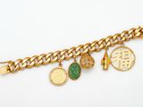 Gros plan sur un bracelet en or orné de breloques