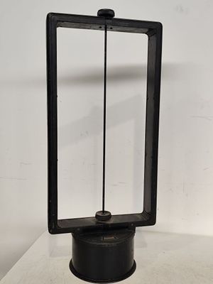 une lampe noire posée sur une table blanche