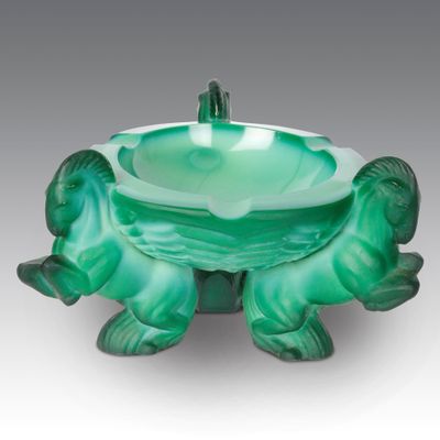 une image représentant un bol en verre vert orné d'une tortue