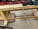 un établi sur lequel sont posés des outils, dans un magasin
