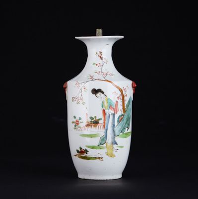 CHINE - XXe siècle Vase en porcelaine émaillée polychrome à …