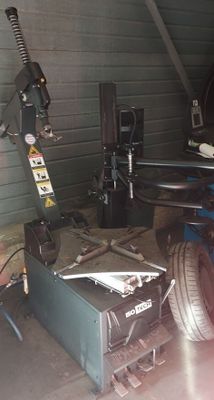 une image d'une voiture en cours d'entretien dans un garage