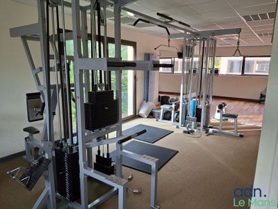 une image d'une salle de sport avec des équipements