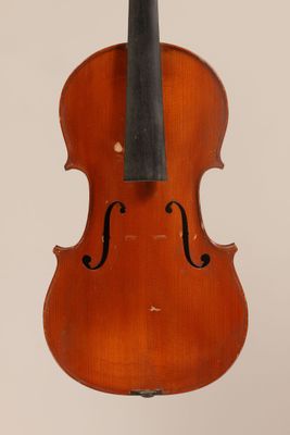 un vieux violon avec un archet accroché à son dos