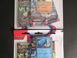Deux paquets de cartes Pokémon se trouvent dans un étui en plastique.