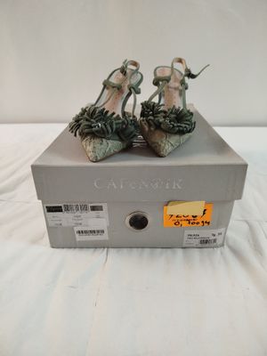 une paire de chaussures qui se trouve sur le dessus d'une boîte