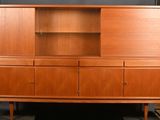 une image représentant une armoire en bois avec des étagères et des tiroirs