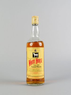 une photo d'une bouteille de whisky White Horse posée sur une table