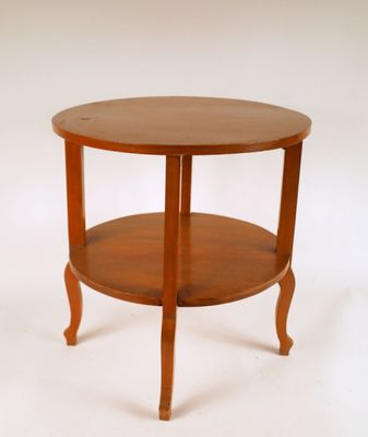 une petite table en bois avec une étagère