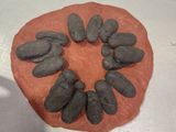 une sculpture en argile représentant un cercle formé de pierres posées sur une table