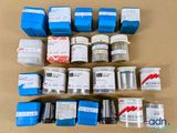 tout un tas de types de peinture différents sur la table