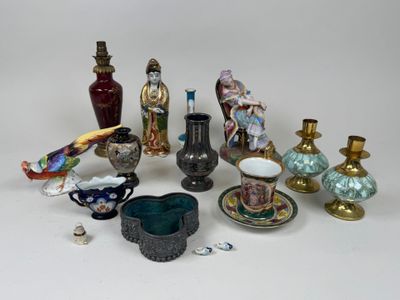 de nombreux vases différents posés sur une table