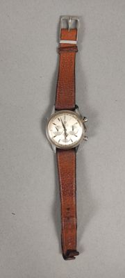 une image d'une montre-bracelet avec un bracelet en cuir marron