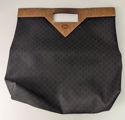 un sac à main noir avec une anse marron sur un fond blanc