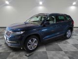 un 4x4 bleu garé dans un garage au sol en damier