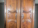 une grande armoire en bois ornée de sculptures