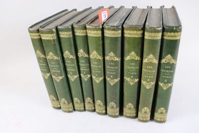 six livres verts alignés les uns à côté des autres sur une surface blanche