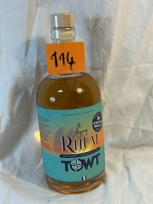 une bouteille de rhum posée sur une table