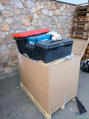 une boîte en carton avec un tas d'outils à l'intérieur